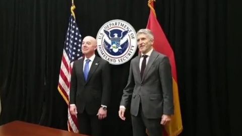 El ministro del Interior, Fernando Grande-Marlaska, de visita oficial en Estados Unidos,  con el secretario del Departamento de Seguridad Nacional, Alejandro Mayorkas