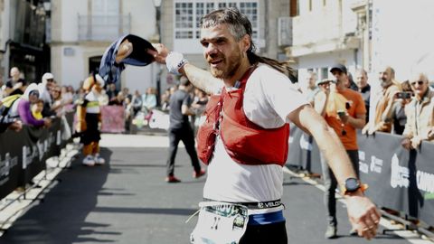 Roberto Garca celebra en la meta su quinto puesto y bronce en el campeonato autonmico individual de carreras por montaa.