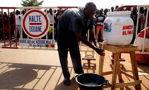 Rudimentario control de la enfermedad v�rica mortal en la frontera de Mali con Guinea. 