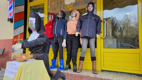 Un grupo de comadres ante una peluquer�a de la calle Doutor Casares de Monforte