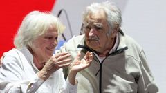 Mujica y su mujer, Luca Topolansky, en el acto electoral al que el poltico asisti en Montevideo