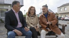 Los tres candidatos juntos en un banco: de izquierda a derecha, Ucha Velo, de Espazo Común; María Pose, del PP; y Miguel Pérez, de Partido Galego