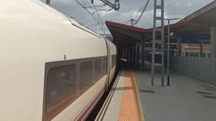 El AVE A Coru�a-Madrid, parado en la estaci�n de Ourense
