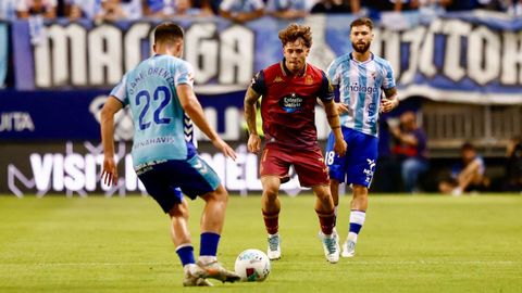 Soriano, en el duelo contra el M�laga de la primera vuelta, conduciendo el bal�n ante Lorenzo y Daniel S�nchez.