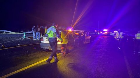 Los dos coches implicados en el siniestro chocaron de frente