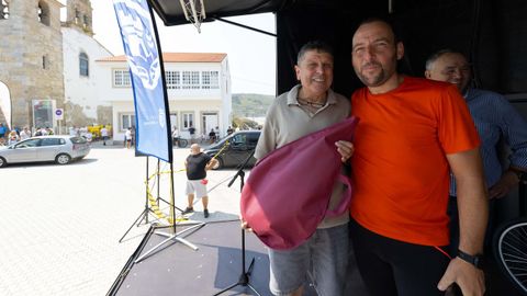 El carballs Vtor Recarei particip por vez primera en el Da da Bicicleta da Laracha y se llev de regalo una pata de jamn curado