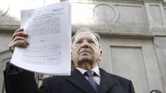 El secretario general de Manos Limpias, Miguel Bernar, presenta una querella contra Pablo Iglesias.