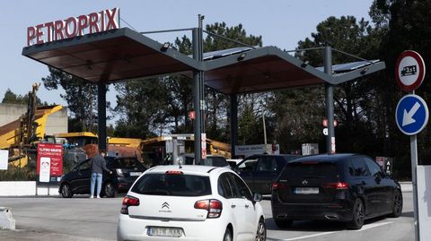 Gasolinera, ayer por la tarde, en la entrada del pol�gono de Carballo.