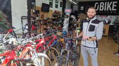 Nando Lopes cogi� la tienda Obike de O Barco de Valdeorras, la �nica de venta y reparaci�n de bicis que hay en la comarca.
