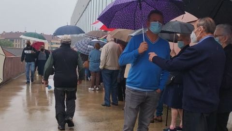 Colas de usuarios en el pabell�n de la Tejerona esperando a ponerse las vacunas de la COVID 19 y la gripe