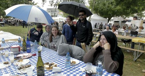 Con la lluvia, la fiesta en Vilaxo�n no desaparece, si no que se transforma: pasa del parque de Dona Concha a los garajes. 