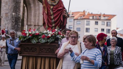 Muchos fieles portaron cirios y velas durante el recorrido