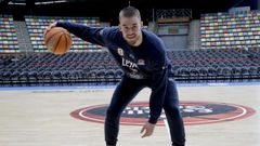 Dino Radoncic maneja la bola sobre el parqu� del Coliseum.