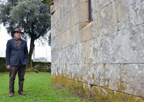 El estradense lleva aproximadamente 4 años recorriendo las parroquias en busca de los relojes.