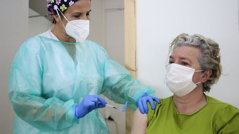 Una enfermera vacuna a una mujer esta semana en el centro habilitado junto al IES Ro Cabe