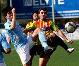 Juanjo Coello, de celeste, pelea el bal�n con un jugador larach�s.