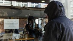 Un bar de Carballo se ha visto obligado a reducir el horario por falta de personal.