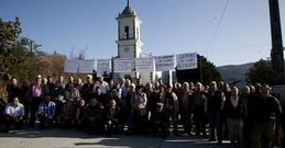 Un centenar de vecinos participaron en la concentraci�n. 