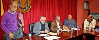 Ant�n Carracedo -de pie-, el secretario y los portavoces de los tres grupos de la oposici�n.