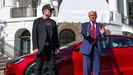 Trump y Musk, con un coche Tesla detrs, en un acto en la Casa Blanca en el mes de marzo 