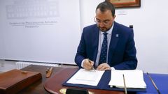 El presidente del Principado de Asturias, Adri�n Barb�n, firma los presupuestos reci�n aprobados