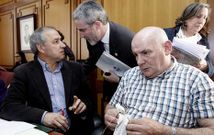 El alcalde, de pie, charla con el portavoz socialista antes del comienzo de un pleno.