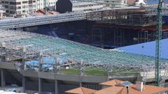 Las gru�s y los andamios continuaban este lunes en Riazor.