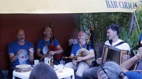 Los músicos improvisan foliadas en la terraza del Caracas