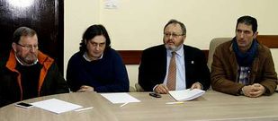 Los miembros de la comisi�n permanente de Neria ayer a mediod�a en Cee.