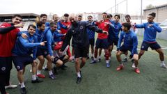 H�ctor Otero se rodea de sus jugadores en un momento distendido tras el duro esfuerzo del entrenamiento
