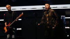 Arriba, el bajista Andy Bell y el cantante Liam Gallagher en el primer concierto de la gira, celebrado en Cardiff.