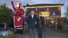 Nano Prez y Charo Garca, con su espectacular decoracin navidea de su casa de Ordes - iluminacin navidea