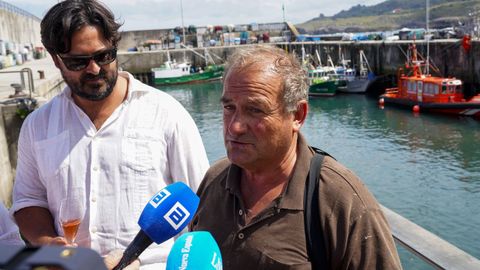El patr�n mayor de la Cofrad�a de Pescadores de Santa Ana de Llanes, �ngel Batalla (d) y el alcalde de Llanes (Asturias), Enrique Riestra (i)