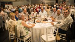 Concurrida comida del mayor en Noia