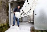 Algunos ganaderos se vieron obligados a tirar miles de litros de leche durante la huelga.