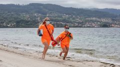 Socorristas en la playa de Cabeceira, en el municipio pontevedr�s de Poio