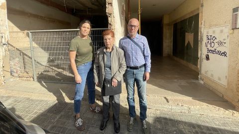 Eva Snchez, su madre, Josefa Prraga; y su hermano, Fernando Snchez; frente al portal afectado por la dana, sin garaje ni ascensor operativo, en Benetser.