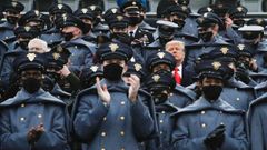Trump, rodeado de cadetes de West Point, asisti� el s�bado a un partido anual de f�tbol americano de la Armada