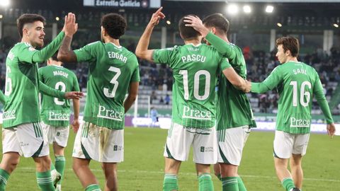 Celebraci�n del gol de Pascu, que dio la victoria al Racing frente a Unionistas. 