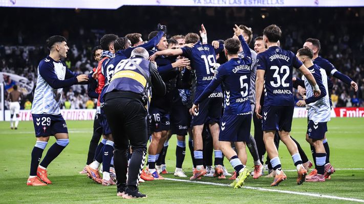 Los jugadores del Celta, festejando el triunfo ante el Real Madrid en el Bernabu.