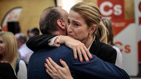 Mar�a Mu�oz, candidata de Ciudadanos por Valencia, se abraza a uno de sus compa�eros