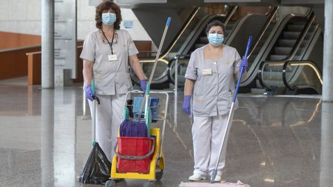 Personal de limpieza del hospital Marcide de Ferrol.