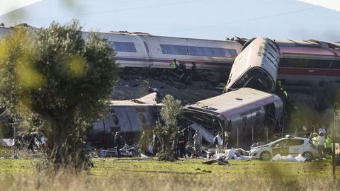 Restos de los vagones siniestrados en el accidente de Toledo