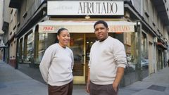 Rafa Garc�a y Leidy Cipi�n, de la Rep�blica Dominicana, abrieron su bar hace ocho meses en el Agra do Orz�n