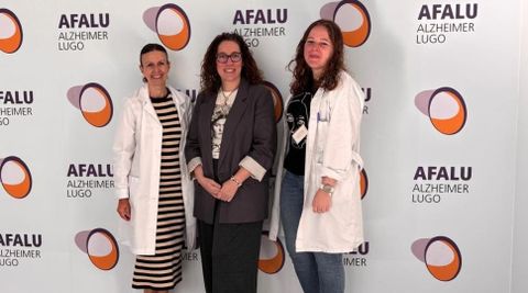 La vicepresidenta de Afalu, Iria Franco (en el centro), con las psiclogas Fabiola Fernndez y Jessica Daz.