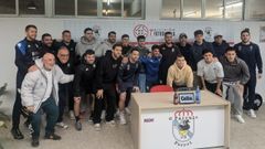 Jugadores, personal del club y cuerpo t�cnico despidiendo a su capit�n Iv�n Rumbo. 