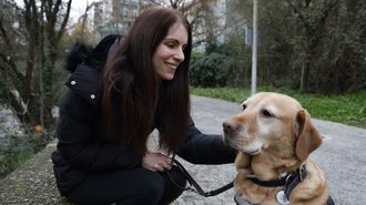 Marina con su perra gu&iacute;a en el paseo del Barba&ntilde;a