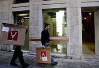 Dos trabajadores llegan a la nueva sede de la r�a Real con las cajas de archivos. 