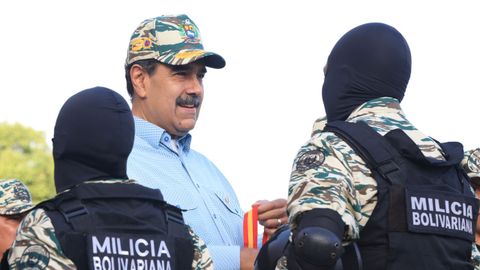 Maduro, este jueves saludando a miembros de la Milicia Bolivariana.
