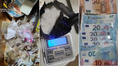 Imgenes de las pruebas encontradas por la Guardia Civil en el punto de venta de sustancias estupefacientes desarticulado en Melide.